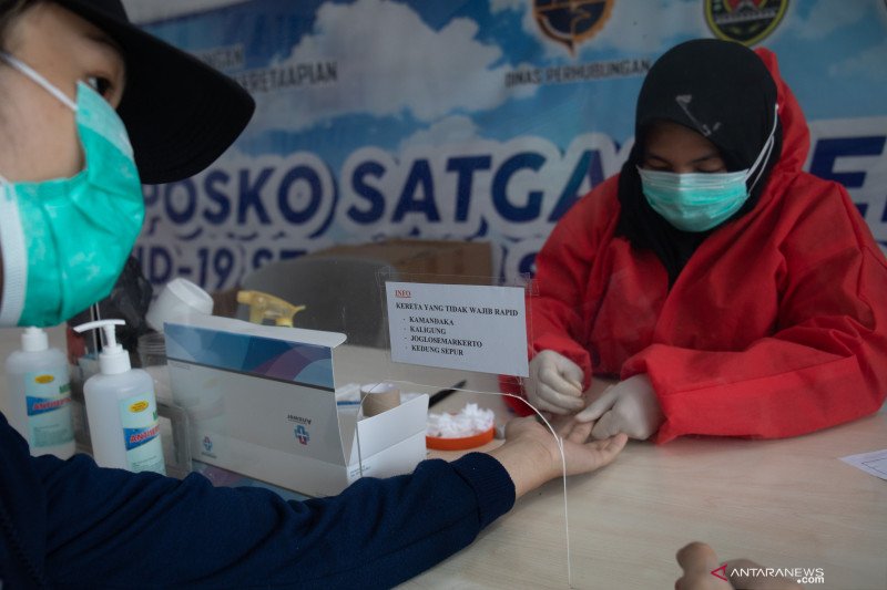 Pengguna layanan kereta jarak jauh wajib melakukan tes cepat antigen