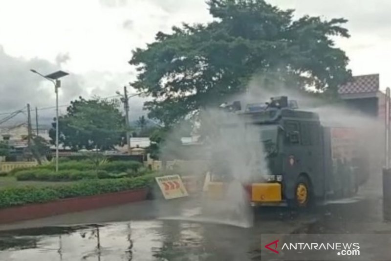 Polres Cianjur turunkan dua mobil water canon semprot disinfektan di jalan protokol