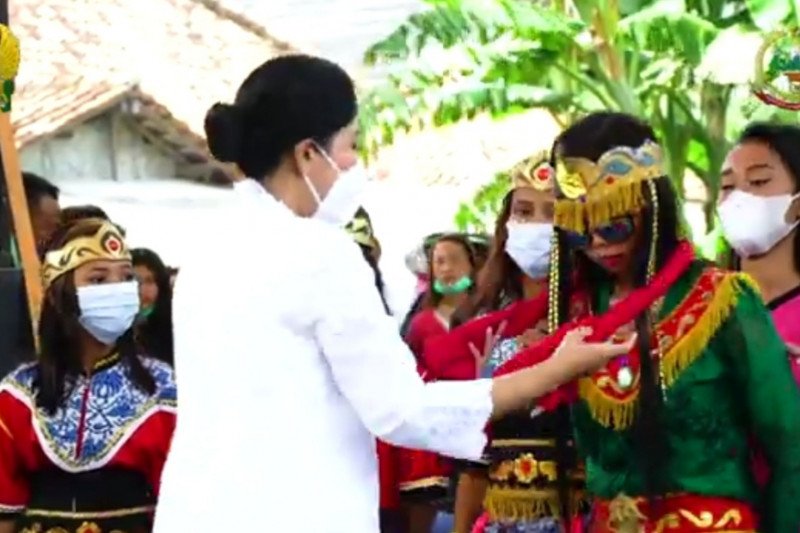 Ketum Persit KCK apresiasi pelestarian seni Sintren di Indramayu