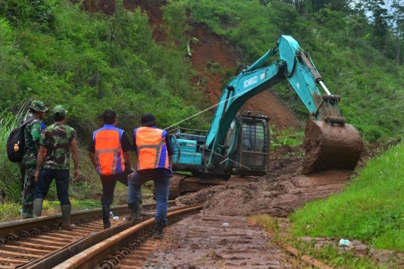 KAI Divre III siagakan alat berat antisipasi longsor