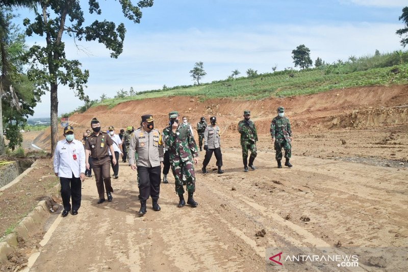 Pembukaan  jalan 1,1 km jalur Puncak Dua Bogor rampung digarap TNI
