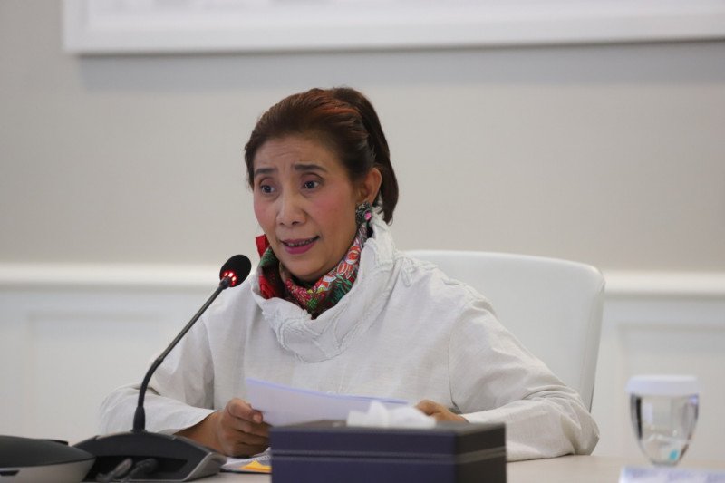 Susi Pudjiastuti ucapkan selamat kepada Menteri KKP Sakti Wahyu