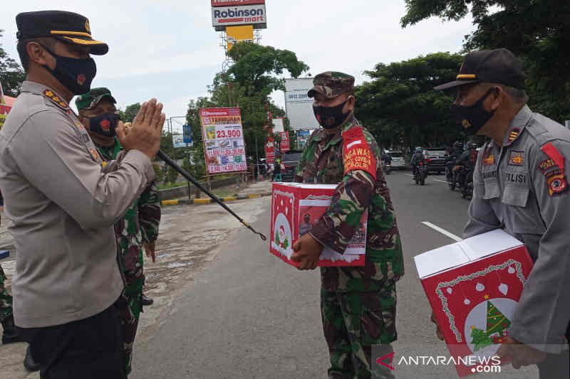 Kapolresta Cirebon beri bingkisan anggota beragama Nasrani saat tugas