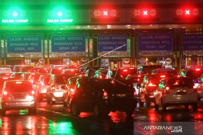 Arus Mjudik Nataru Di Tol Cikampek