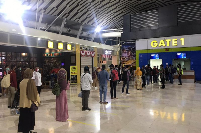 Penerbangan Domestik Di Bandara Sultan Hasanuddin Makassar Naik 3 97 Persen Antara News Makassar