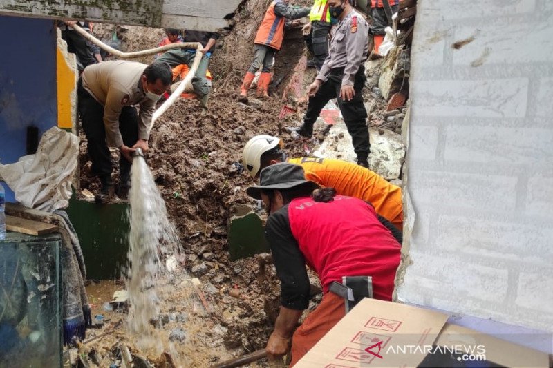 Tim SAR masih cari seorang warga yang tertimbun longsoran tanah di Lembang Bandung Barat