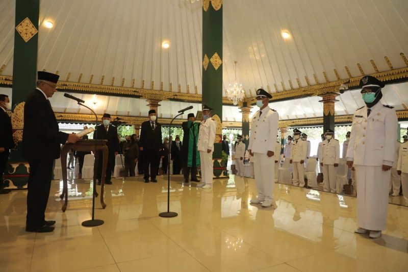 Bupati Sleman melantik 49 kepala desa terpilih pilkades "e-voting"