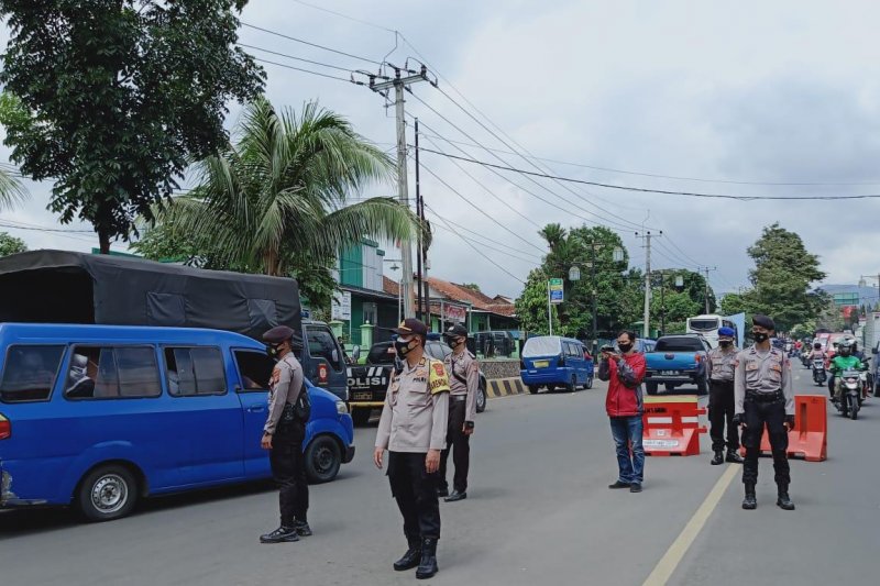 Ratusan wisatawan dan pendatang tujuan Puncak Cianjur dipulangkan