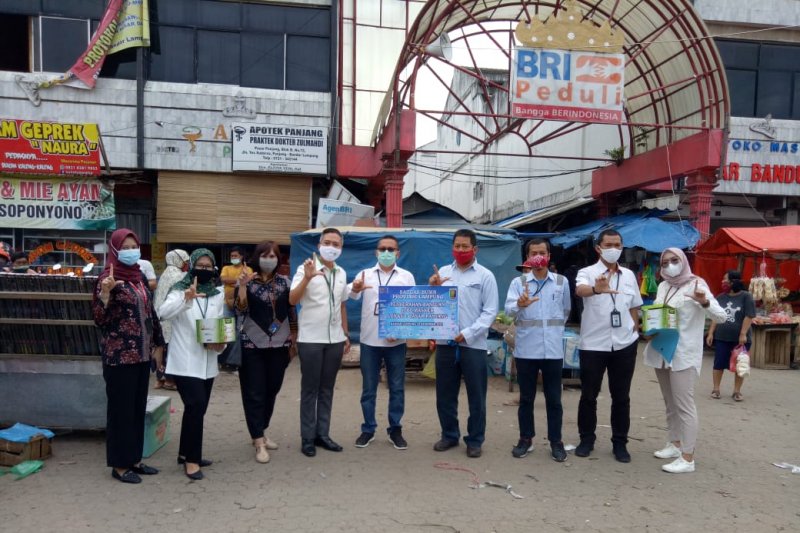 Satgas BUMN Provinsi Lampung bagikan 1.000 masker di Pasar Panjang