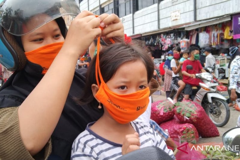 Satgas BUMN Provinsi Lampung bagikan 1.000 masker di Pasar Panjang