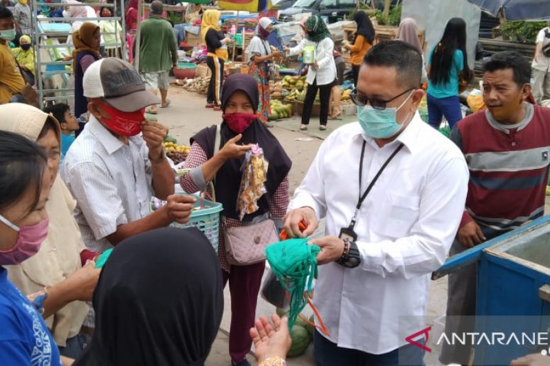 Satgas BUMN Provinsi Lampung bagikan 1.000 masker di Pasar Panjang