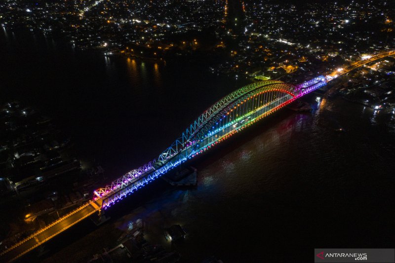 Ribuan lampu warna-warni hiasi Jembatan Musi VI 