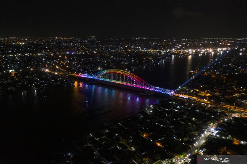 Ribuan lampu warna-warni hiasi Jembatan Musi VI 
