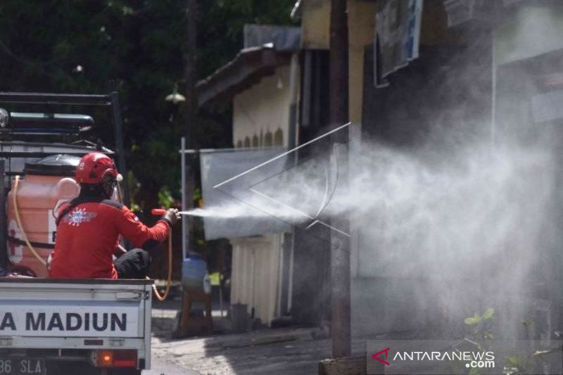 Penyemprotan Disinfektan Zona Merah COVID-19