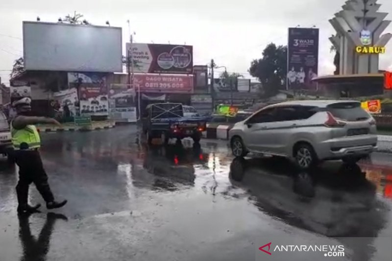 Arus lalu lintas pada libur tahun baru di Garut lancar