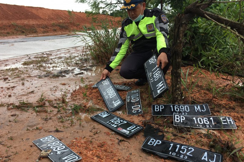 Plat kendaraan banyak ditemukan di titik banjir Batam