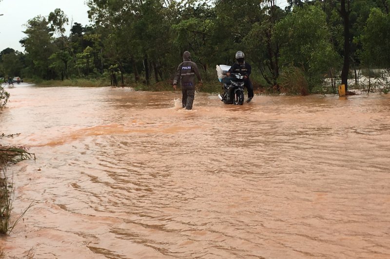 Mogok saat mengarungi banjir di jalan lintas Batam