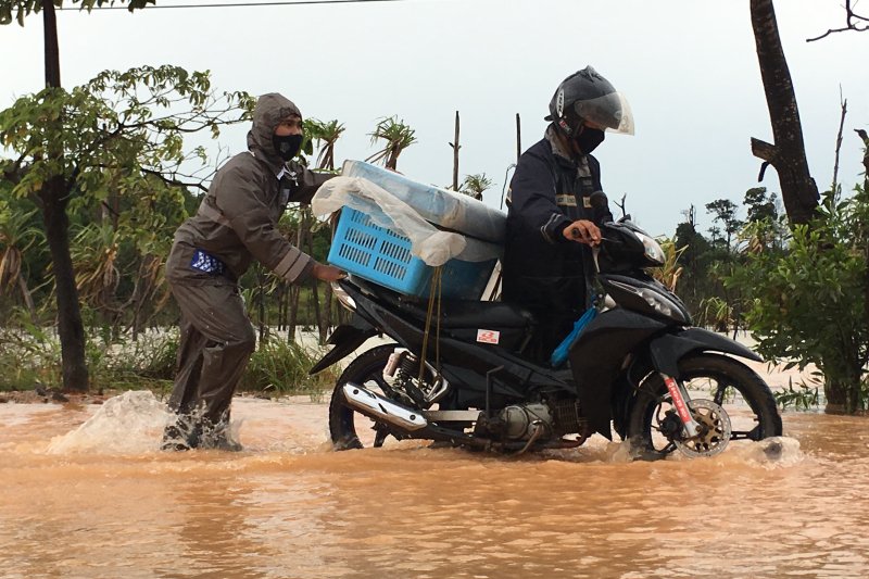 Mogok saat mengarungi banjir di jalan lintas Batam