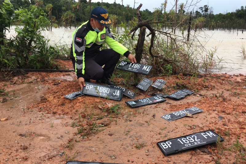 Plat kendaraan banyak ditemukan di titik banjir Batam