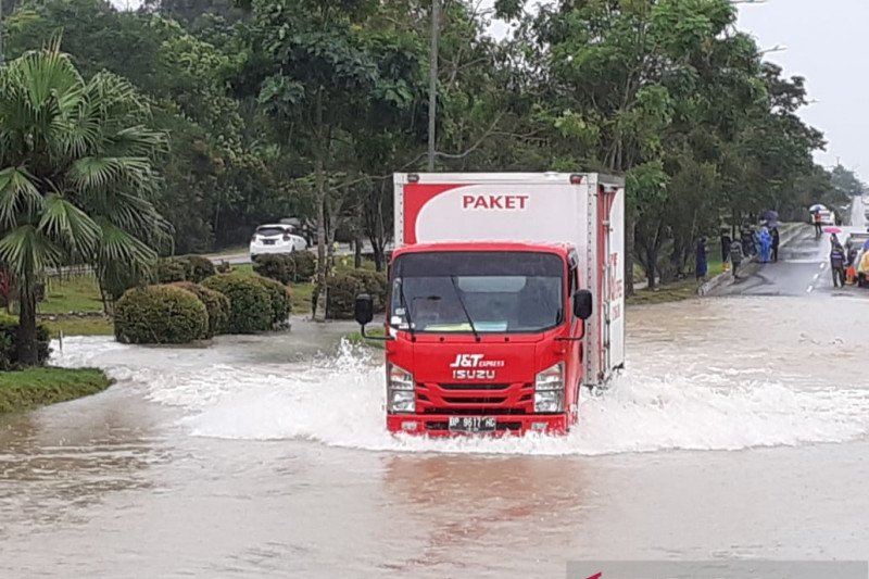 Jalan menuju Bandara Hang Nadim terendam banjir