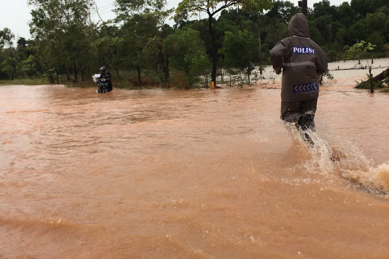 Mogok saat mengarungi banjir di jalan lintas Batam