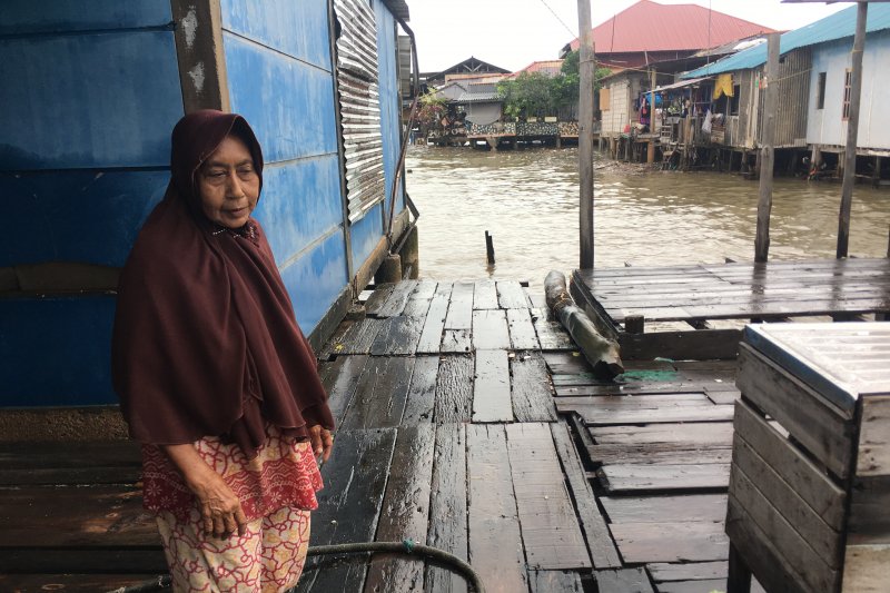 Warga yang terdampak gelombang pasang Batu Merah