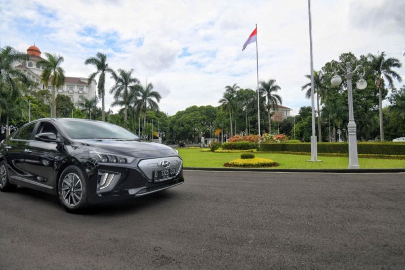 Wakil Gubernur Jawa Barat jajal mobil listrik sebagai kendaraan dinas pada 2021