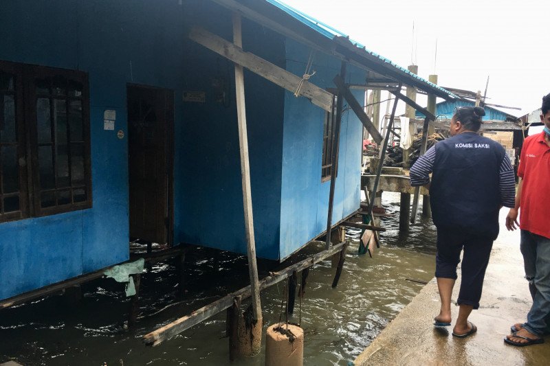 Rumah warga tidak lagi dapat dihuni karena dihantam ombak