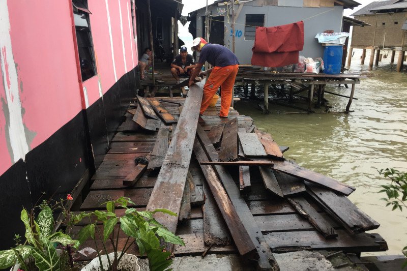 Pelantar warga Batu Merah rusak dihantam gelombang pasang