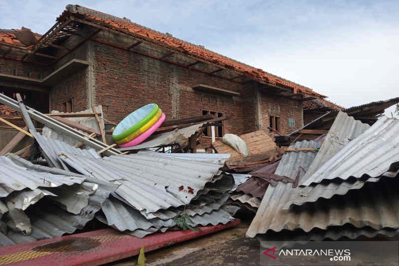 278 rumah di Slangit Cirebon rusak akibat diterjang angin puting beliung