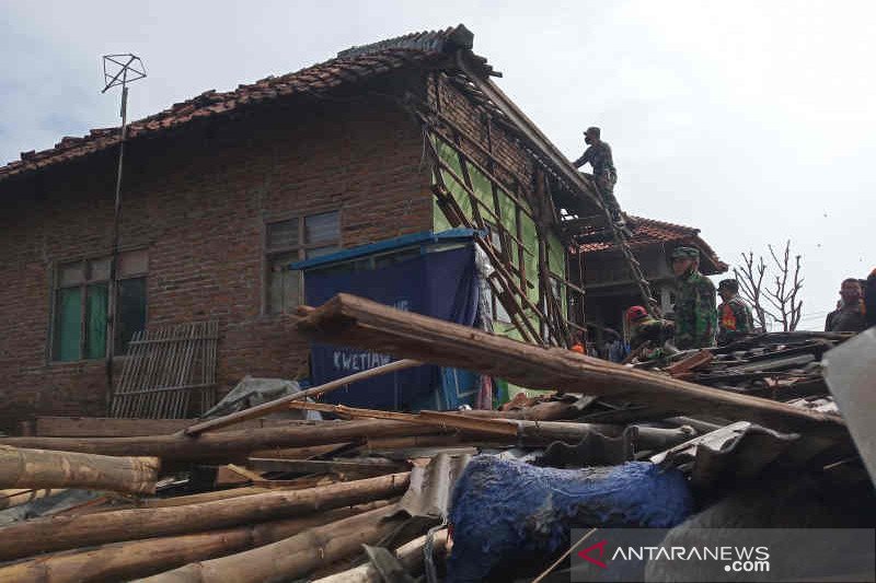 Tim gabungan bantu bersihkan puing bencana puting beliung di Slangit Cirebon