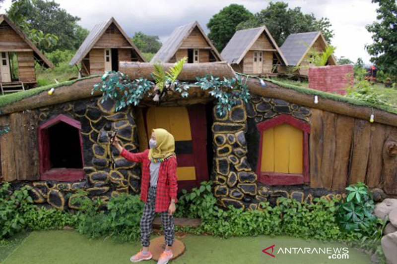 Objek wisata rumah hobbit saat libur awal tahun 2021