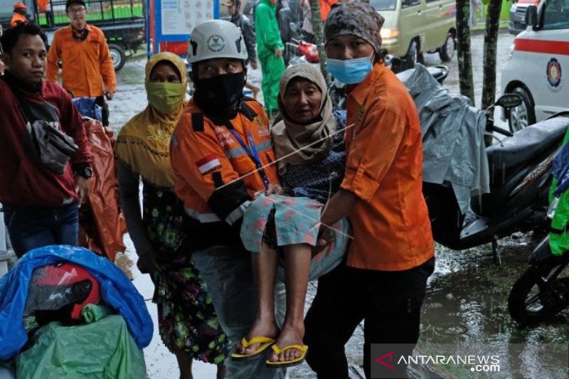 Warga Merapi Kembali Ke Pengungsian   