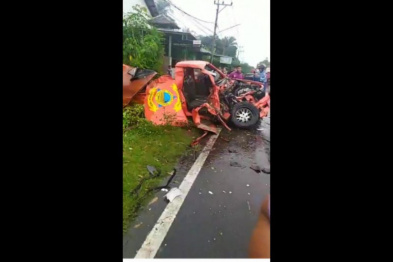 Satu meninggal dua kritis, mobil operasional BPBD Lombok Timur vs truk di Pringgabaya