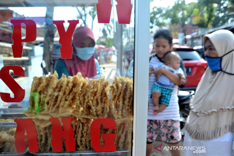 Pedagang gorengan keluhkan kenaikan kedelai