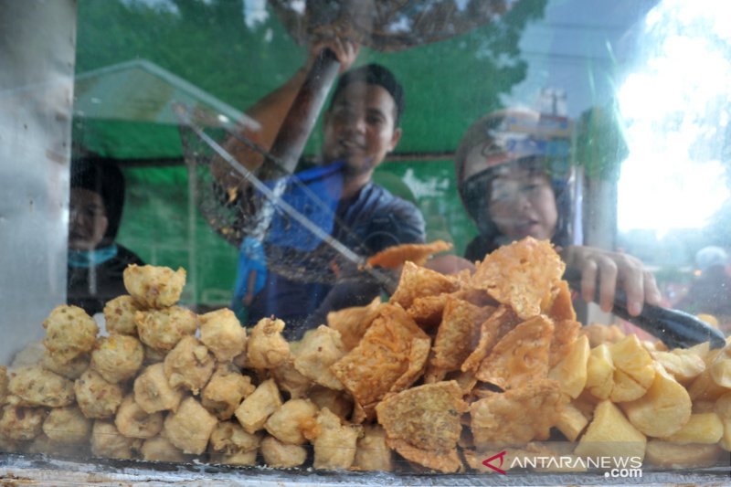 Pedagang gorengan keluhkan kenaikan kedelai