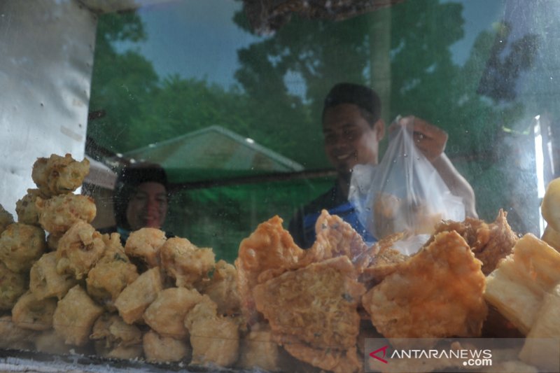 Pedagang gorengan keluhkan kenaikan kedelai