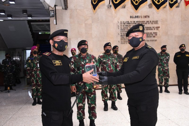 Kapolri Jenderal Idham Azis dianugerahi Brevet Hiu Kencana TNI AL