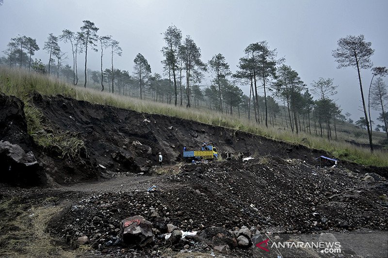 Penambangan pasir ilegal di gunung Guntur