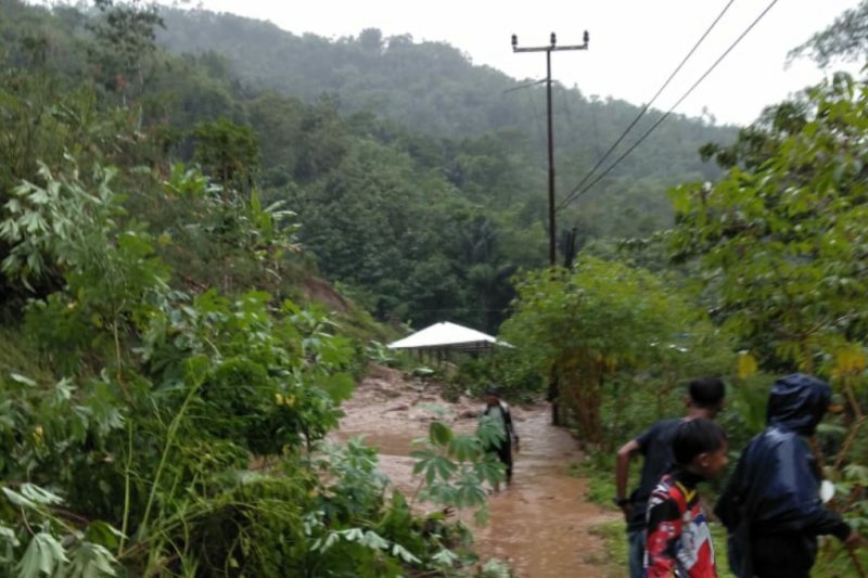 61 gardu listrik belum dioperasikan dampak banjir Sumedang-Garut