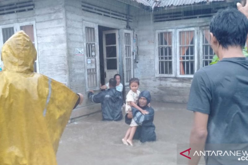 Air bah dan hujan deras genangi rumah warga Tambelan