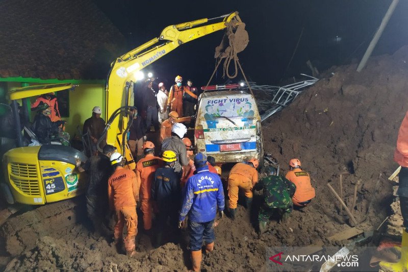 Petugas cari korban longsor di Sumedang dengan alat berat ekskavator