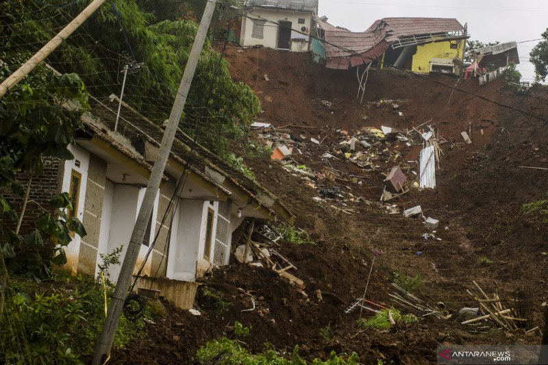 Gubernur Jawa Barat sebut area yang terdampak longsor di Sumedang memang rawan