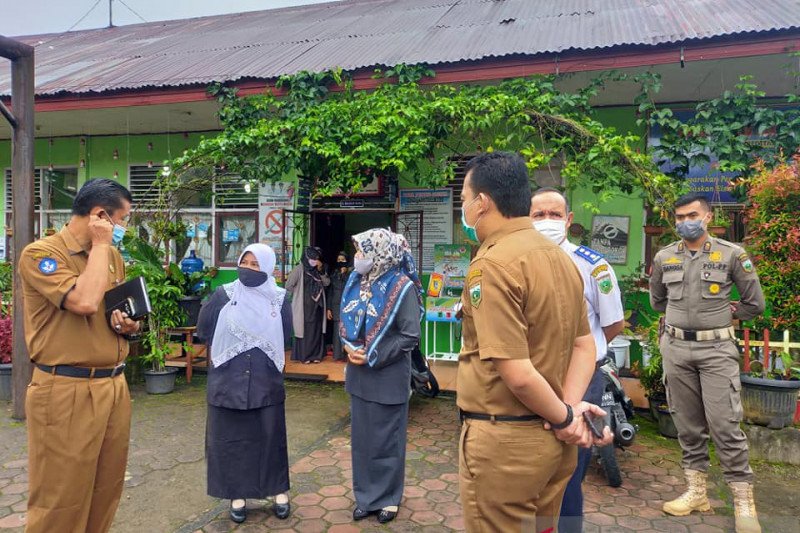 Sekda Padang Panjang tinjau pelaksanaan PTM hari pertama