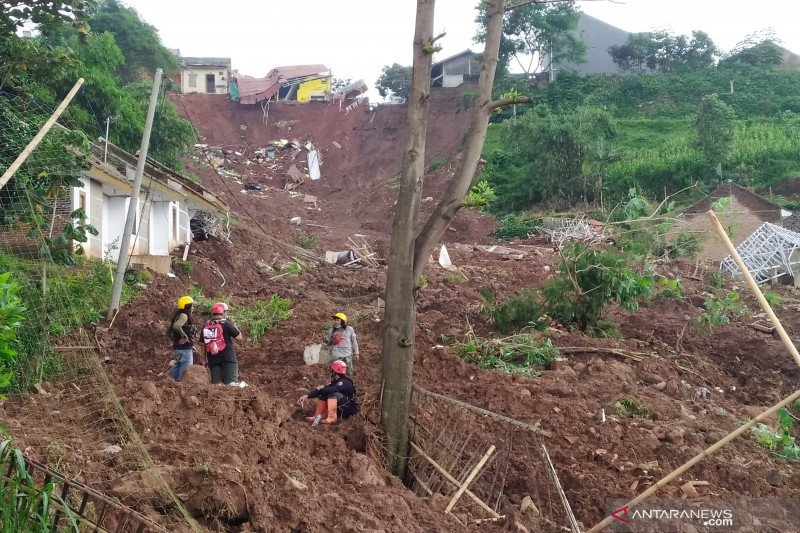 Pencarian korban longsor Sumedang menyesuaikan cuaca