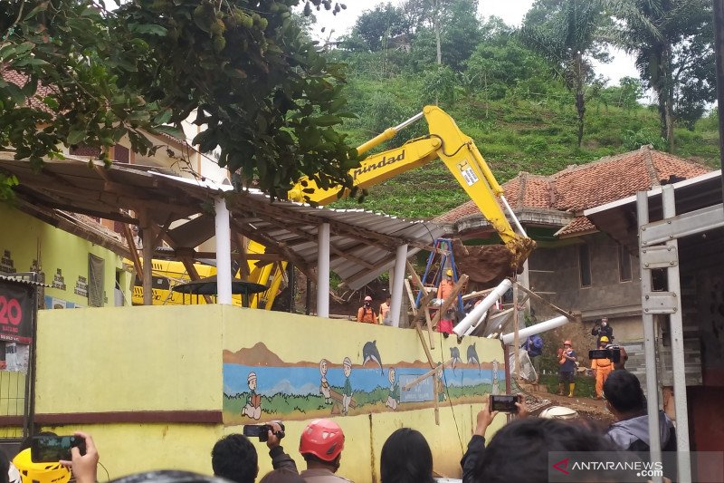 Bangunan TK di lokasi longsor Sumedang diruntuhkan untuk permudah akses