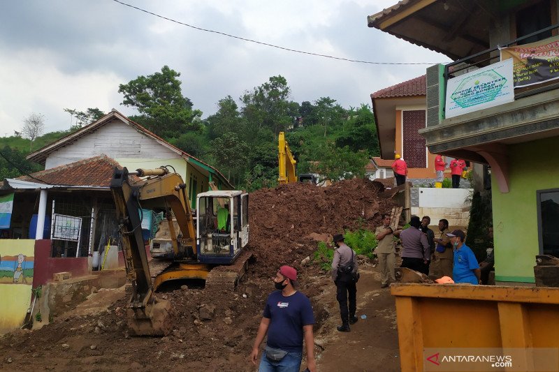 Hari ketiga pencarian korban longsor di Sumedang belum ditemukan lagi korban