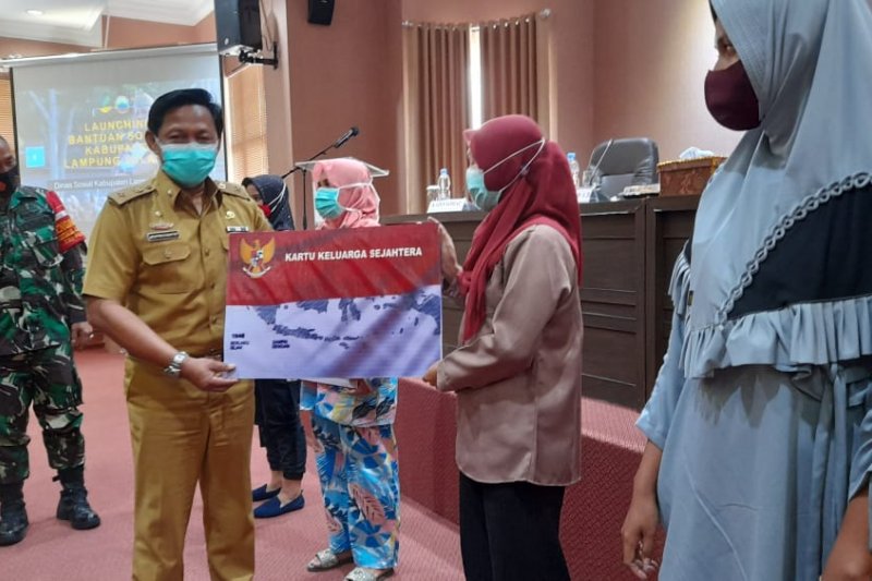 Pemkab Lamsel salurkan bansos tahun 2021