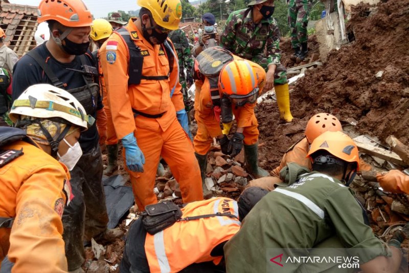 Pergerakan tanah masih terjadi di lokasi longsor Cimanggung Sumedang