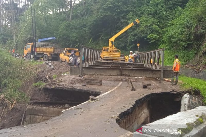 Jembatan rusak akibat longsor di selatan Garut mulai diperbaiki